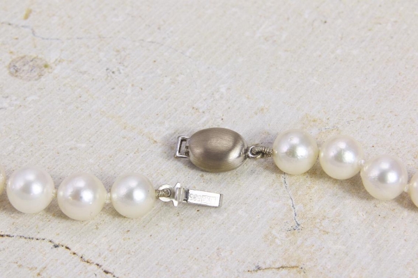 Preview: Akoya-Perlenkette mit Weißgoldschloss